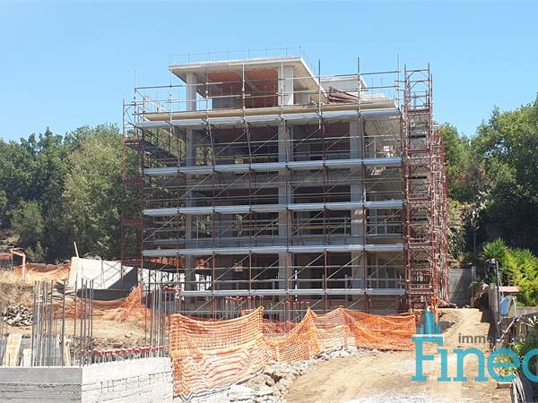 immobile  in costruzione su  due livelli 