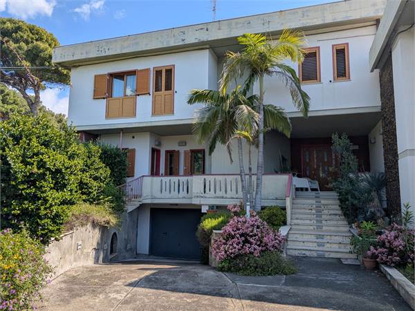 Incantevole villa in residence con discesa a mare