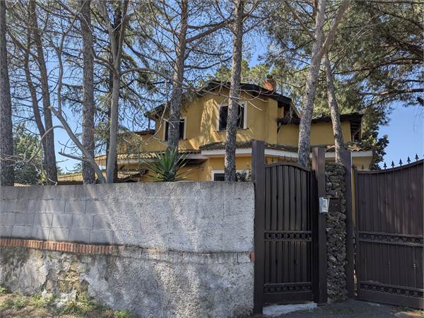 Villetta bifamiliare con dependance e foresteria 